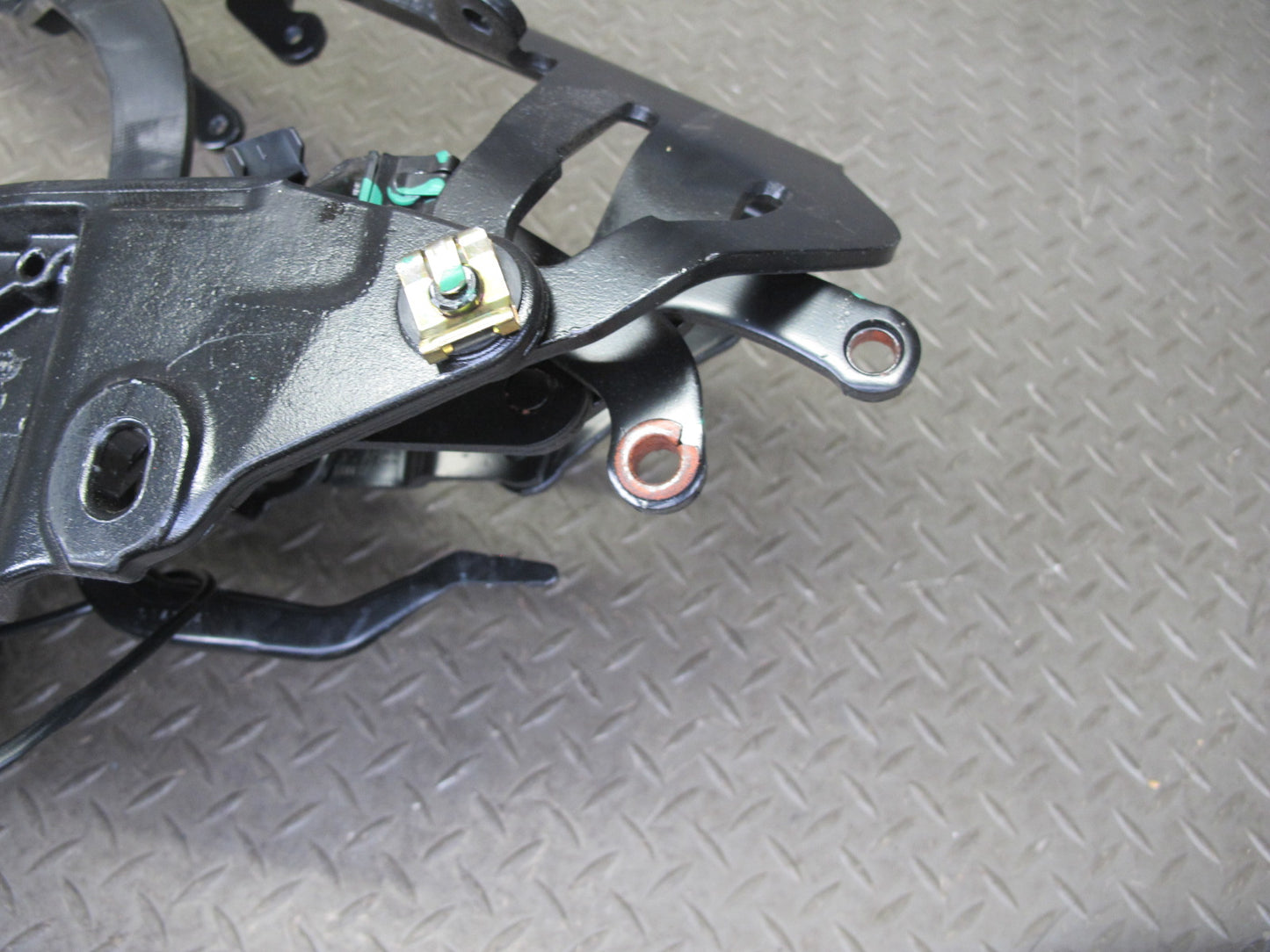 05-11 Mercedes R171 SLK Convertible Set of 2 Rear Roof Hinge Support Frame OEM