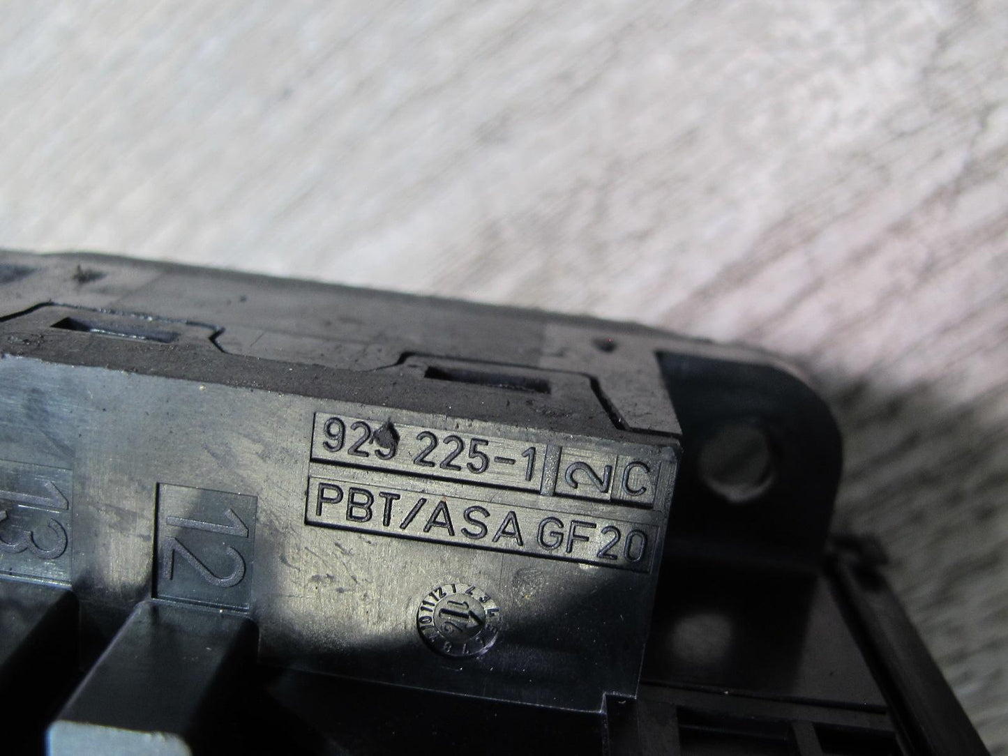 05-11 Mercedes R171 Slk-class Front SAM Fuse Relay Box Module 1715451601 OEM