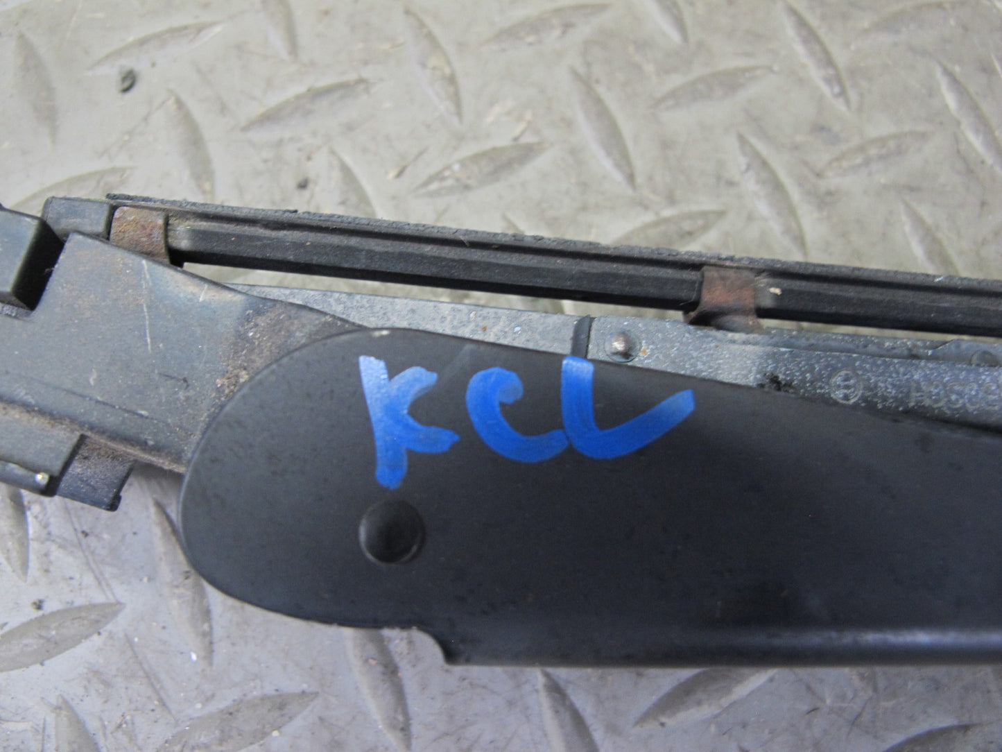 96-99 Mercedes W140 C140 Cl-class Coupe Set of 2 Front Windshield Wiper Arm OEM