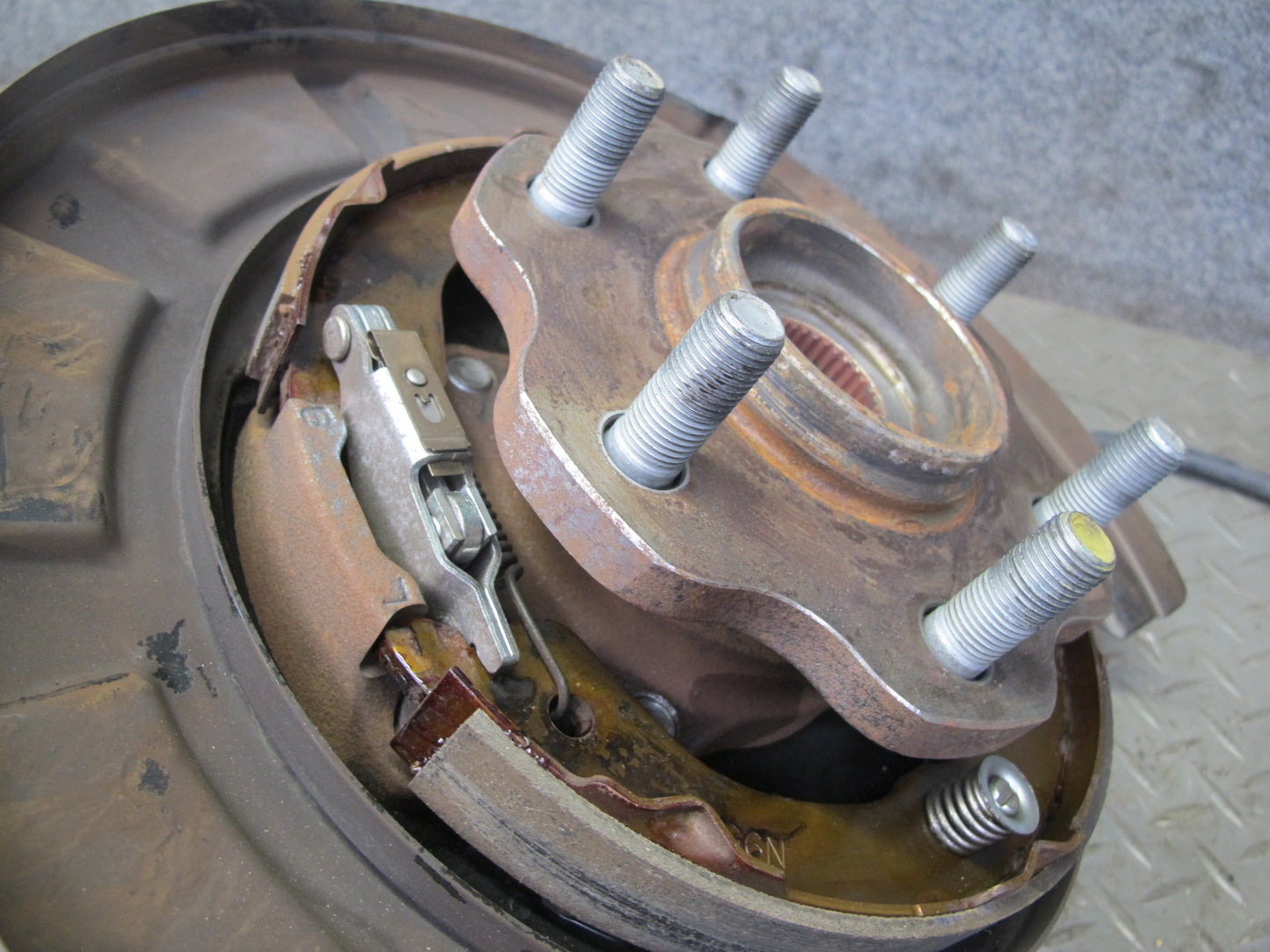 2011-2017 Infiniti QX56 QX80 AWD Rear Left Spindle Knuckle Wheel Hub Bearing