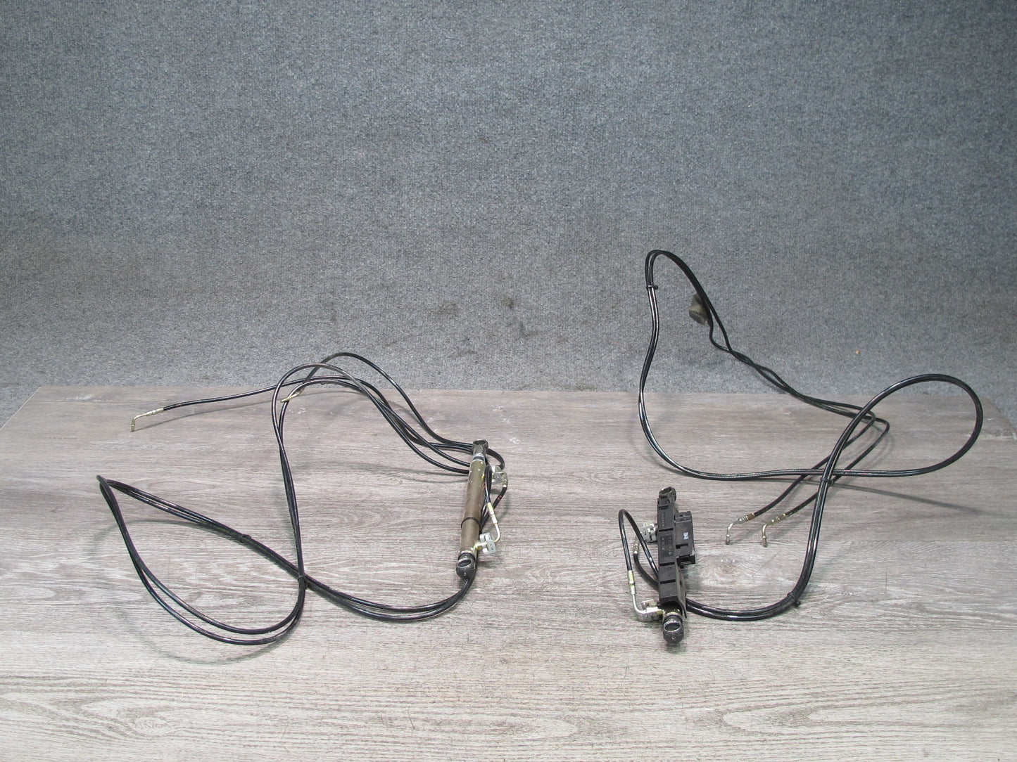 05-11 Mercedes R171 SLK Convertible Set of 2 Rear Trunk Lid Cylinder w Cable OEM