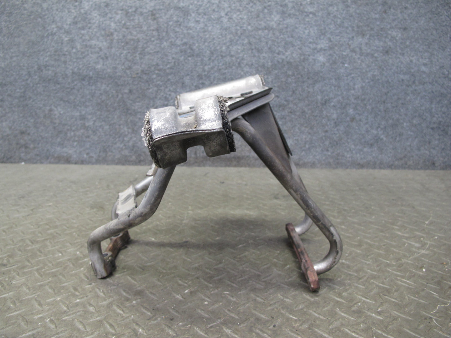 2002-2005 Porsche 911 996 3.6L Right Exhaust Muffler Bracket Support 99611112856