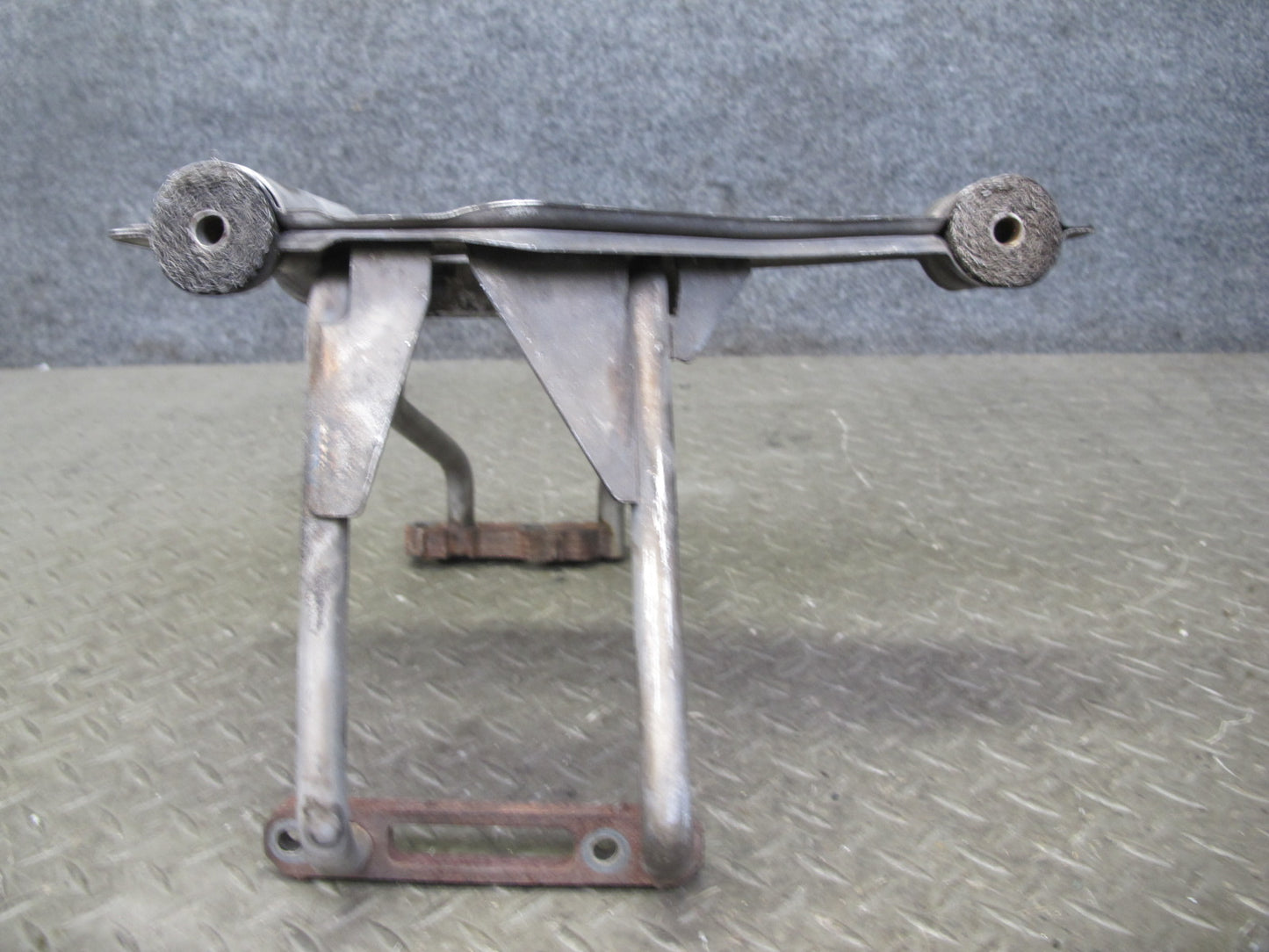 2002-2005 Porsche 911 996 3.6L Left Exhaust Muffler Bracket Support 99611112758