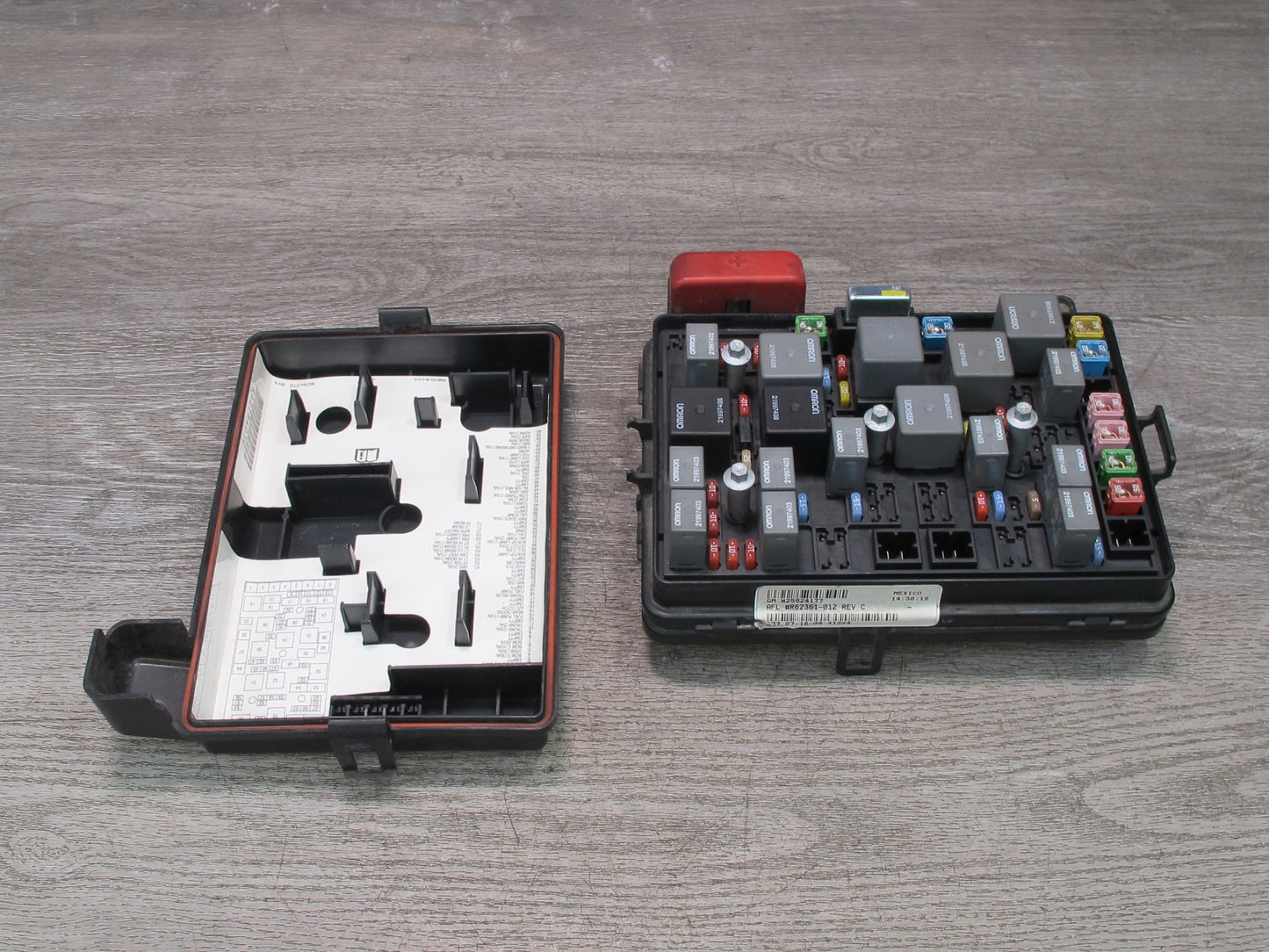 2009 Pontiac Solstice GXP Under Hood Fuse Relay Box Module 25924177 OEM