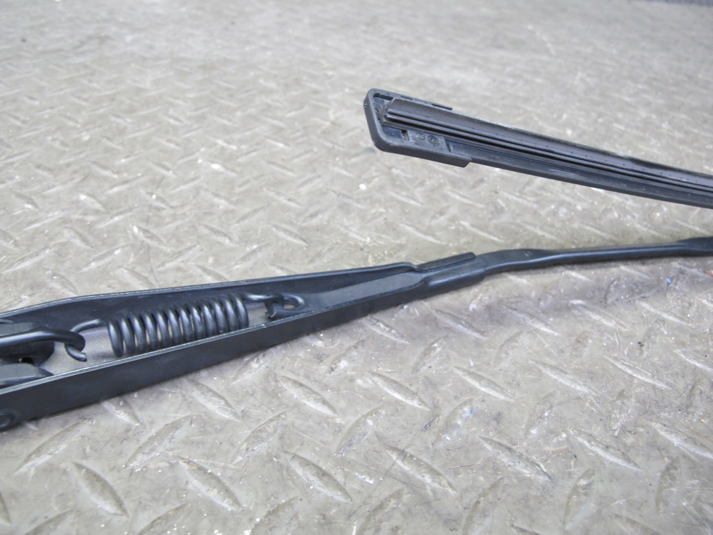 05-11 Mercedes R171 Slk-class Set of 2 Front Left & Right Wiper Arm OEM
