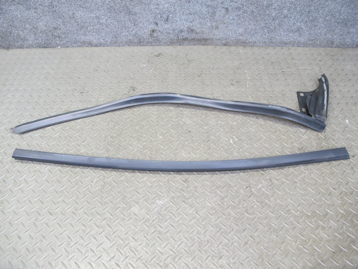 05-11 Mercedes R171 SLK Right Door Window Belt Rail Weatherstrip Seal Set OEM