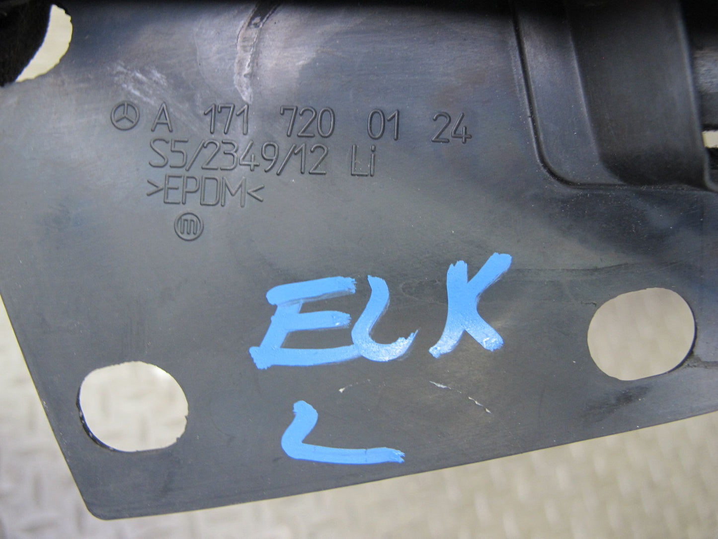 05-11 Mercedes R171 SLK Left Door Window Belt Rail Weatherstrip Seal Set OEM