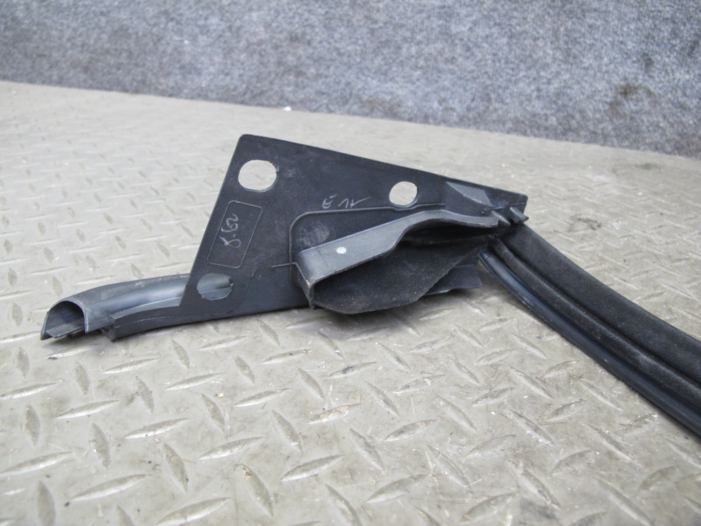 05-11 Mercedes R171 SLK Left Door Window Belt Rail Weatherstrip Seal Set OEM