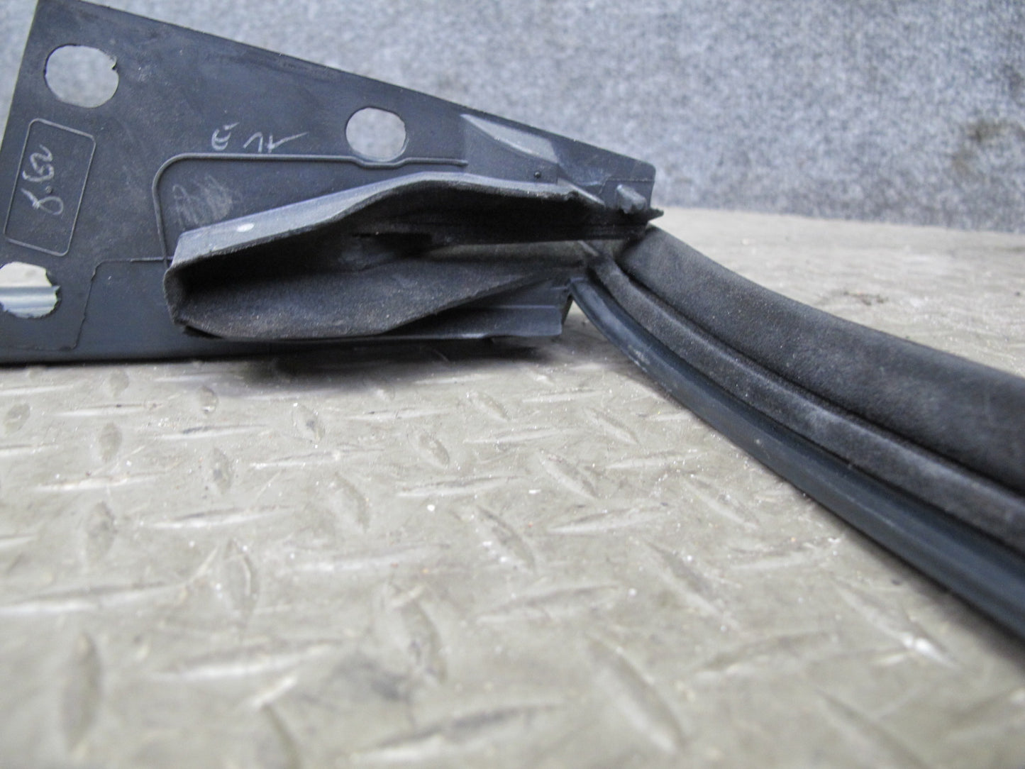 05-11 Mercedes R171 SLK Left Door Window Belt Rail Weatherstrip Seal Set OEM
