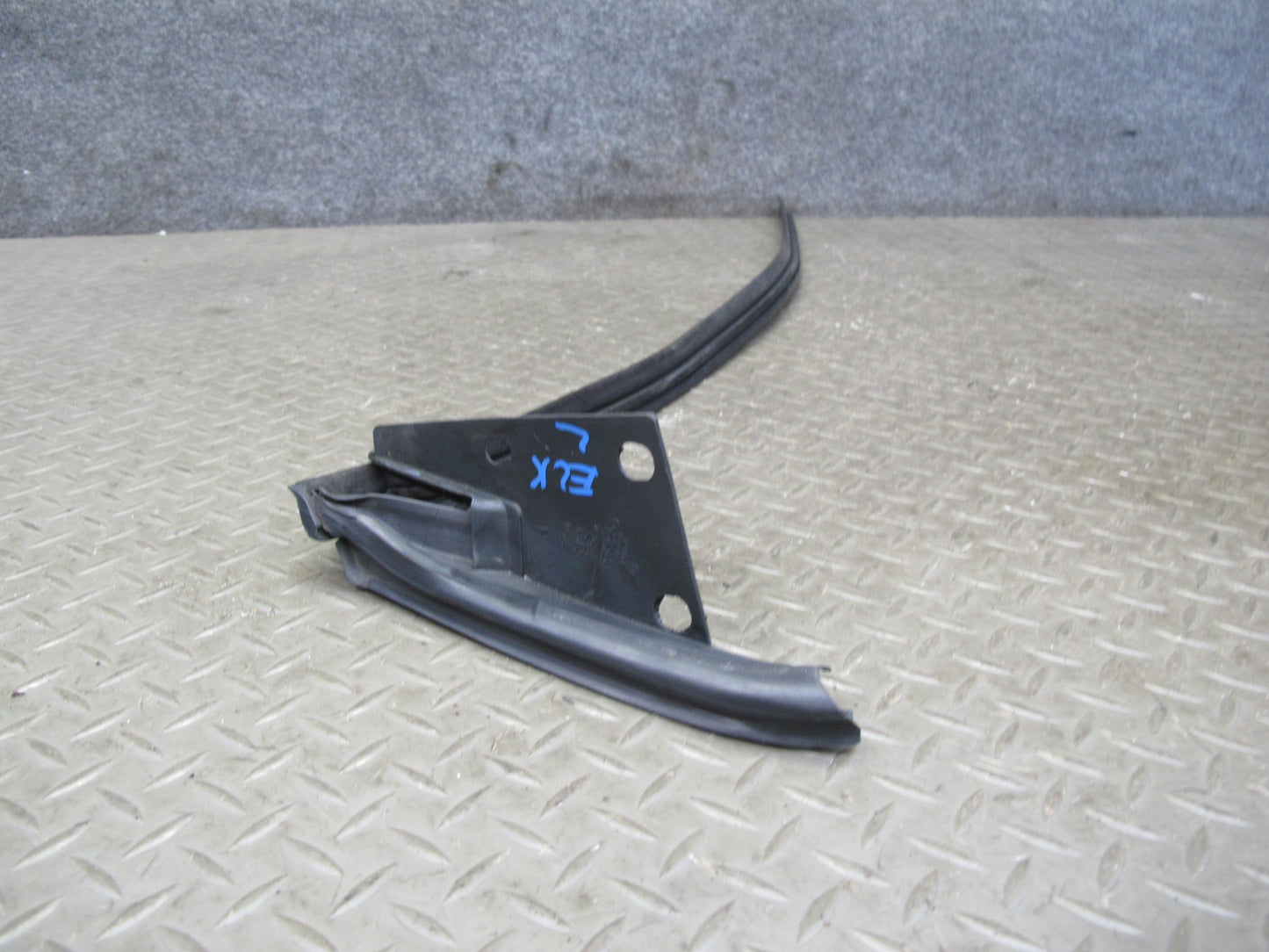 05-11 Mercedes R171 SLK Left Door Window Belt Rail Weatherstrip Seal Set OEM