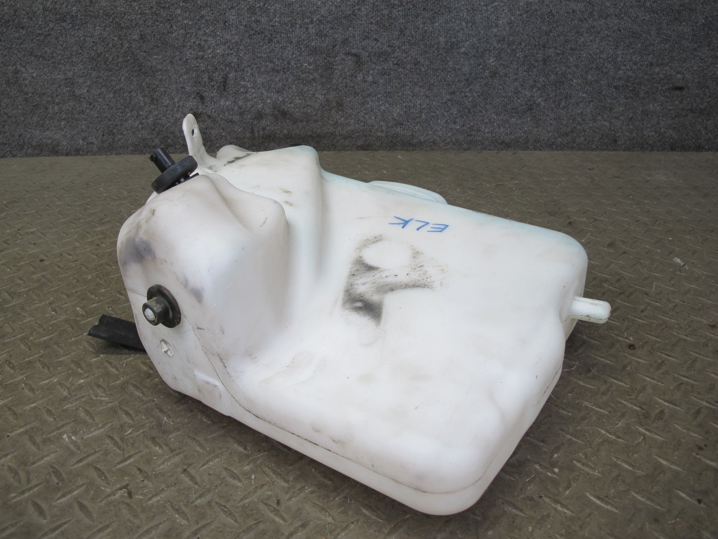 05-11 Mercedes R171 Slk-class Windshield Washer Fluid Reservoir Tank w Pump OEM