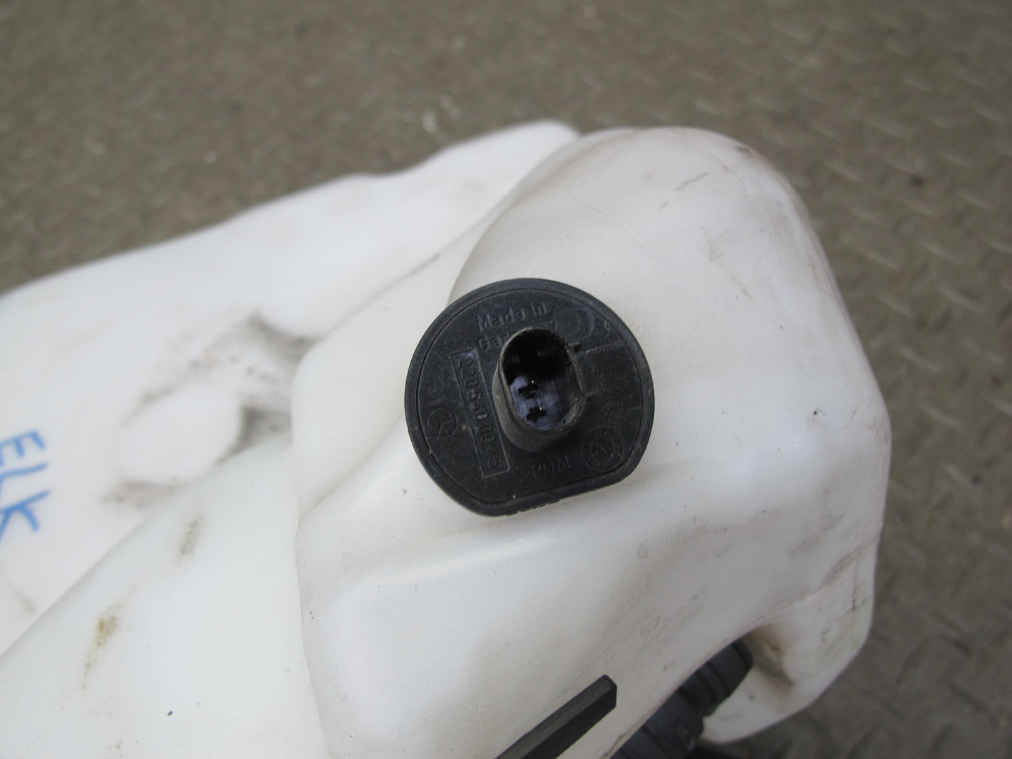 05-11 Mercedes R171 Slk-class Windshield Washer Fluid Reservoir Tank w Pump OEM