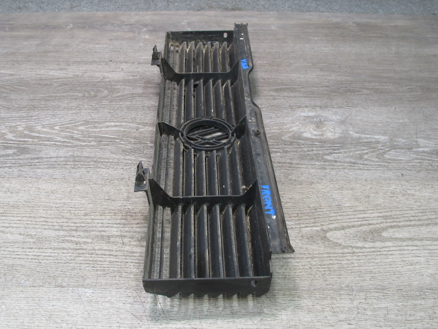 86-89 Volkswagen Scirocco MK2 16V Front Hood Grille w Emblem 533853653 OEM