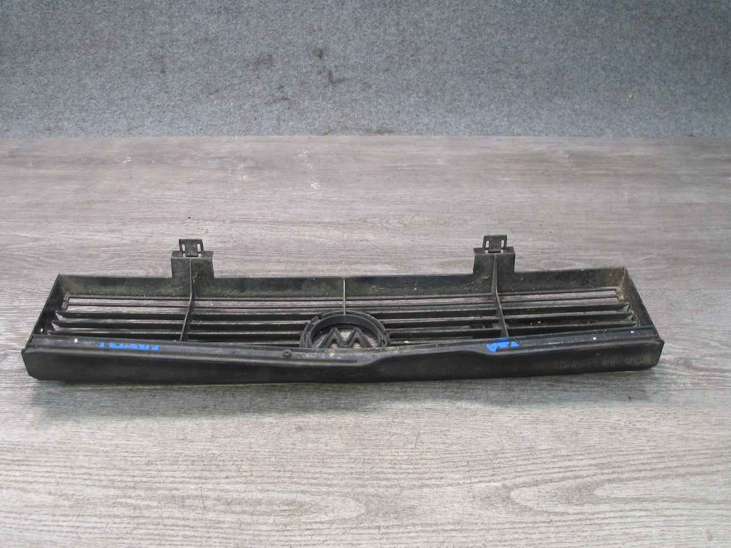86-89 Volkswagen Scirocco MK2 16V Front Hood Grille w Emblem 533853653 OEM