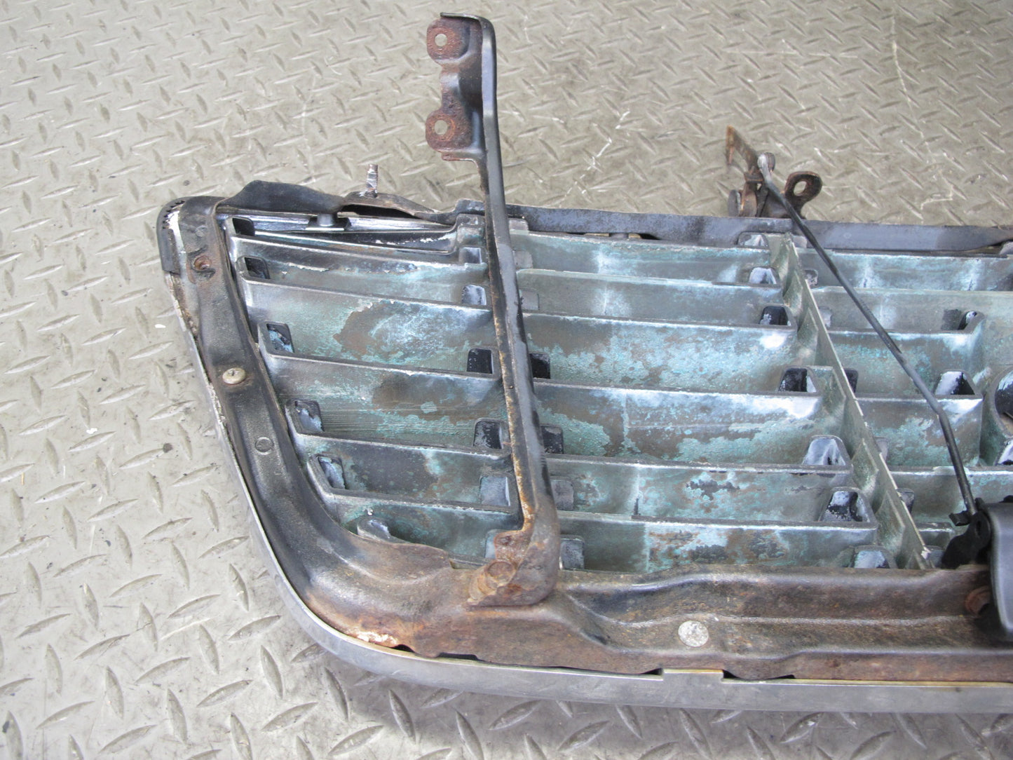 1998-2002 Lexus J100 LX470 Front Hood Exterior Chrome Upper Grille W/ Logo