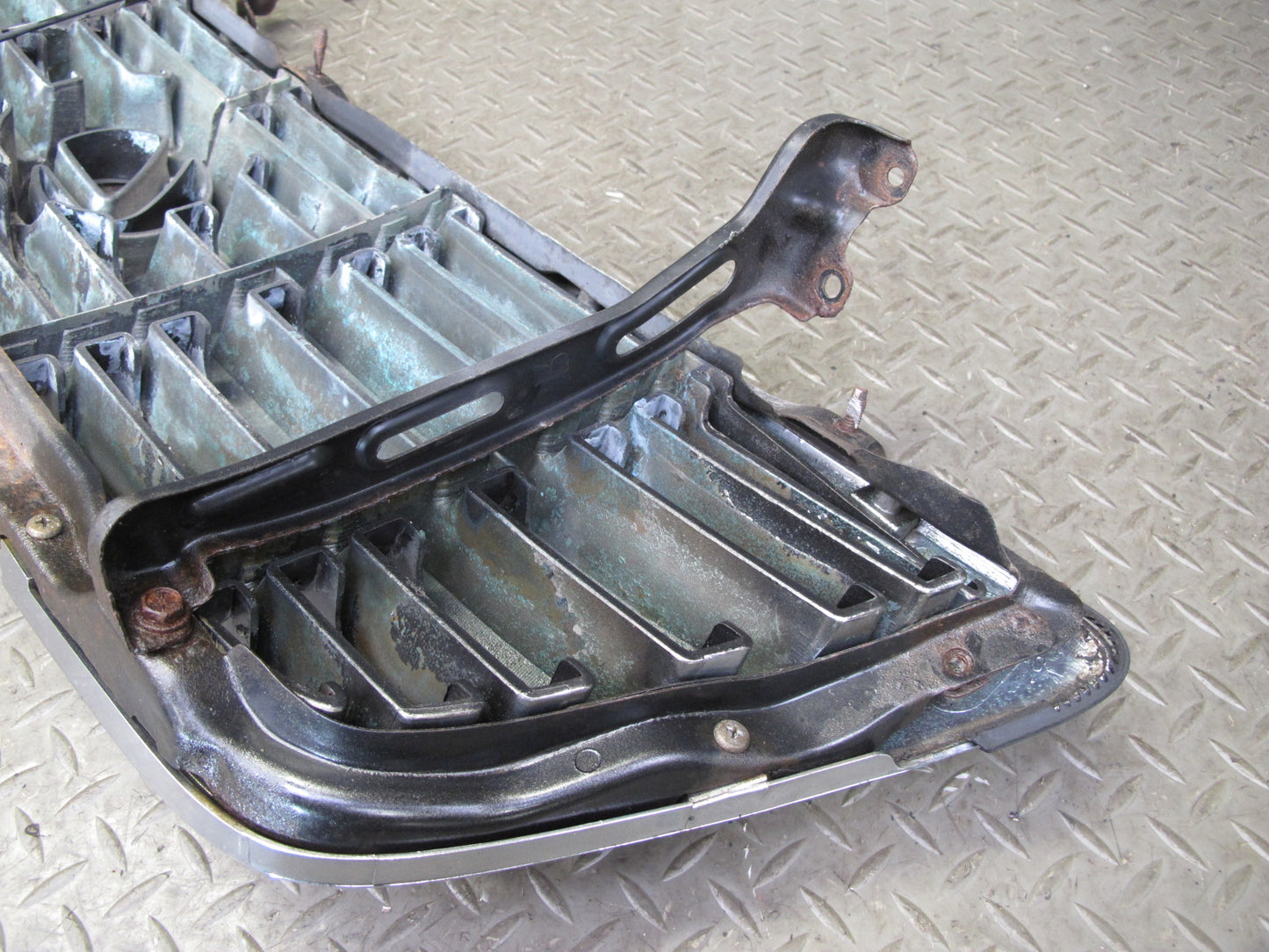 1998-2002 Lexus J100 LX470 Front Hood Exterior Chrome Upper Grille W/ Logo