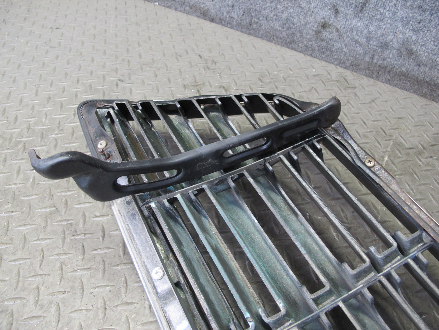 1998-2002 Lexus J100 LX470 Front Hood Exterior Chrome Upper Grille W/ Logo