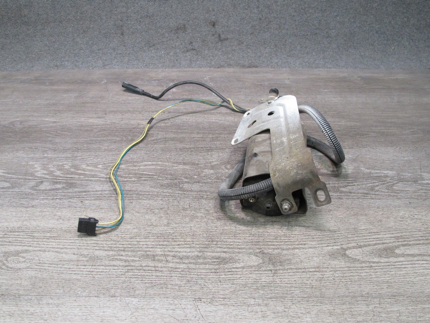 90-92 Chevrolet Corvette C4 Power Antenna w Bracket Mount 10098488 OEM