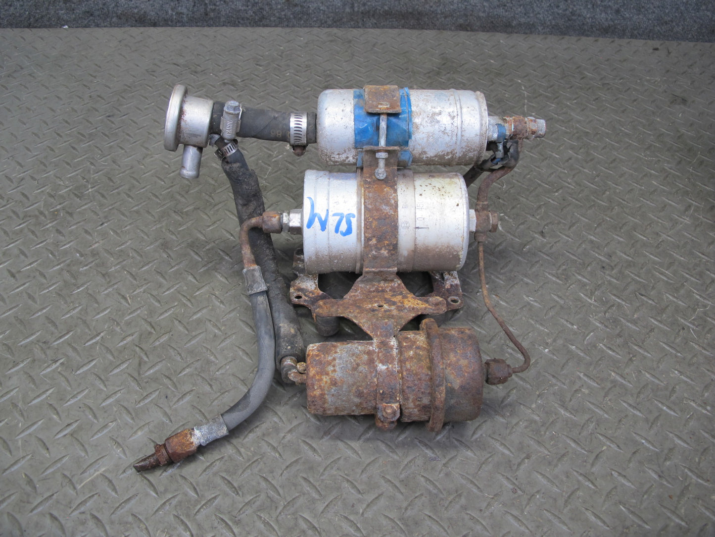 81-85 Mercedes R107 380SL Fuel Filter & Pump Assembly w Bracket & Cover OEM