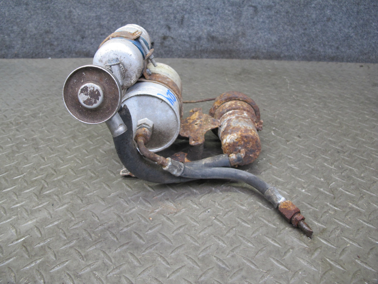 81-85 Mercedes R107 380SL Fuel Filter & Pump Assembly w Bracket & Cover OEM