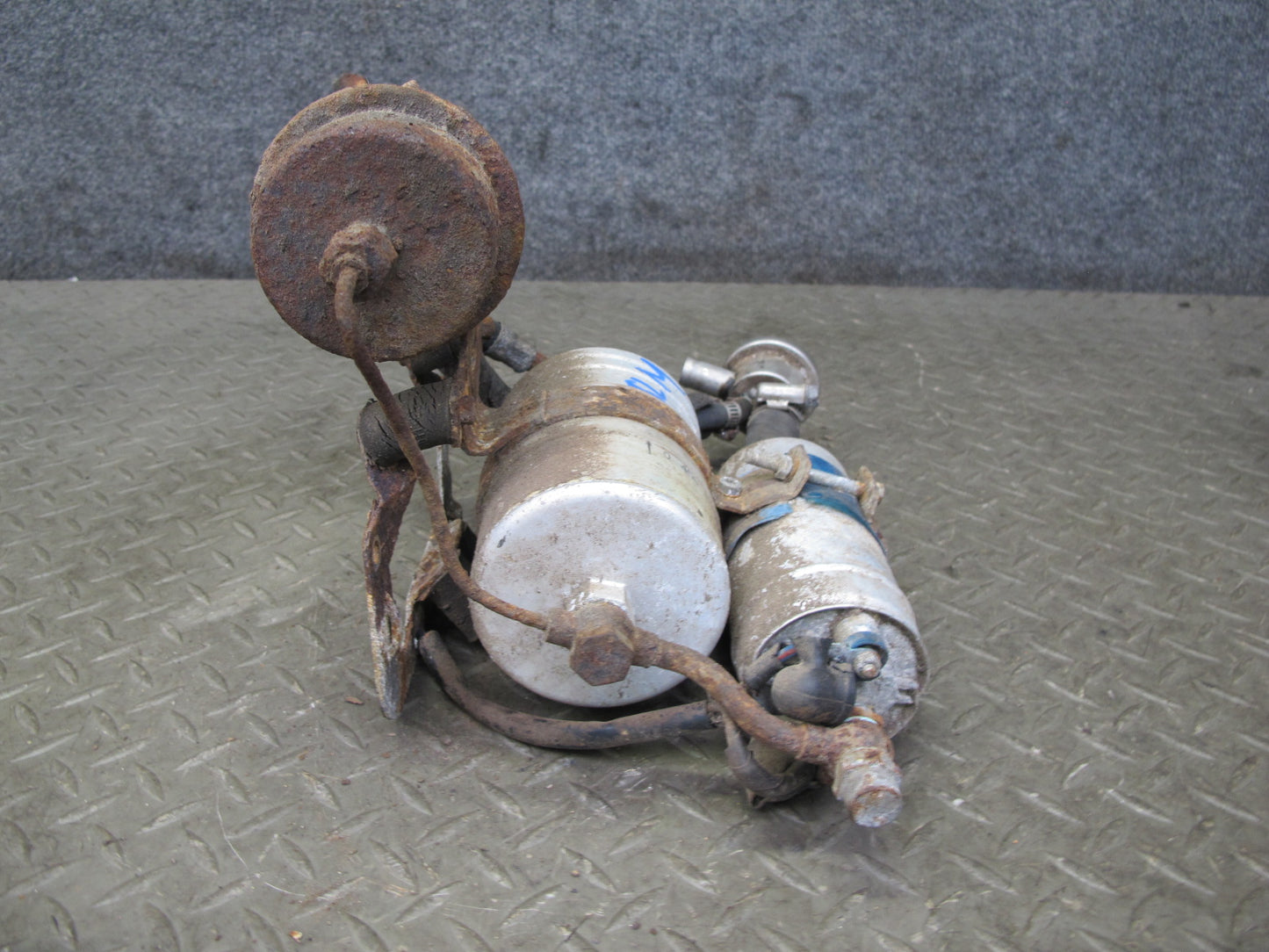 81-85 Mercedes R107 380SL Fuel Filter & Pump Assembly w Bracket & Cover OEM