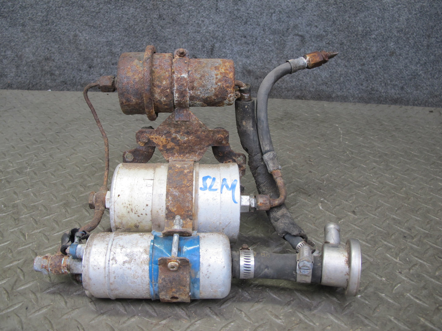 81-85 Mercedes R107 380SL Fuel Filter & Pump Assembly w Bracket & Cover OEM