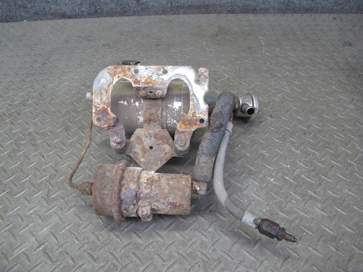 81-85 Mercedes R107 380SL Fuel Filter & Pump Assembly w Bracket & Cover OEM