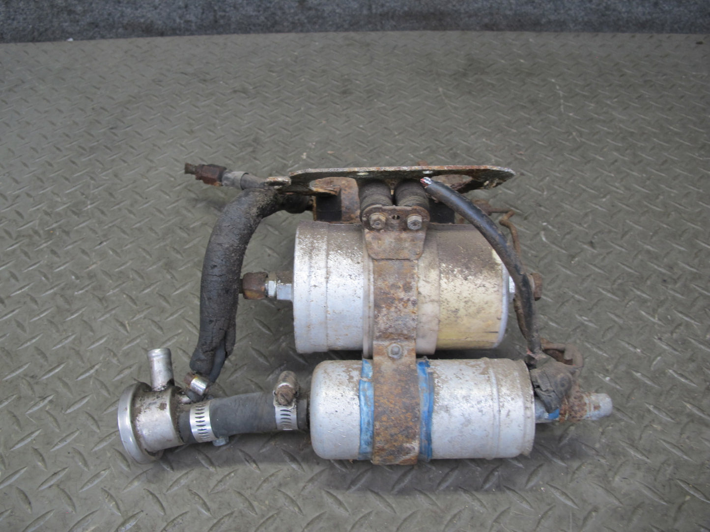 81-85 Mercedes R107 380SL Fuel Filter & Pump Assembly w Bracket & Cover OEM