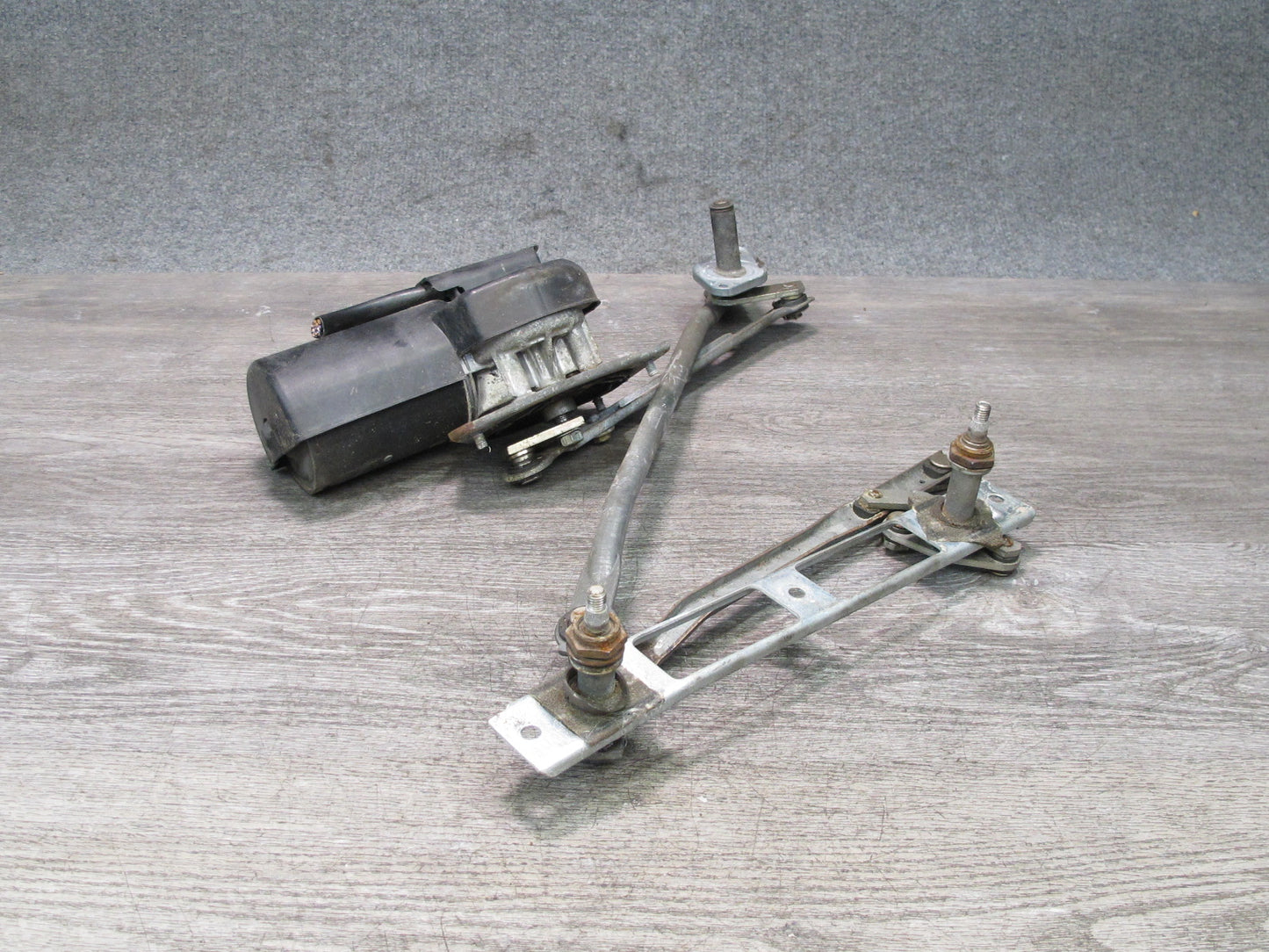 73-85 Mercedes R107 Windshield Wiper Transmission Linkage w Motor OEM