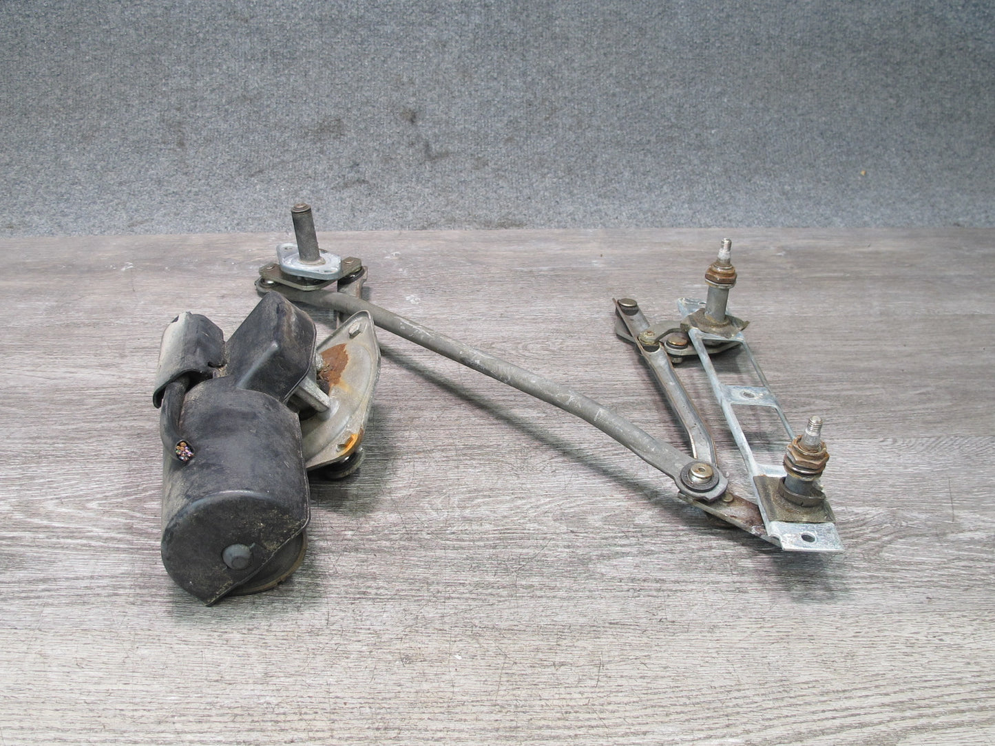 73-85 Mercedes R107 Windshield Wiper Transmission Linkage w Motor OEM