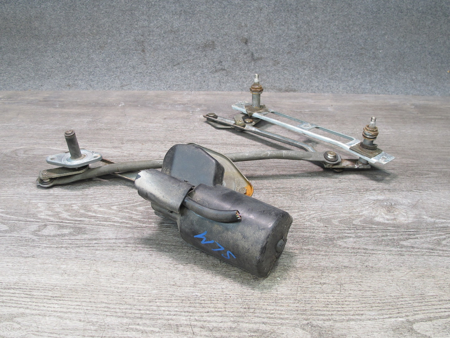 73-85 Mercedes R107 Windshield Wiper Transmission Linkage w Motor OEM