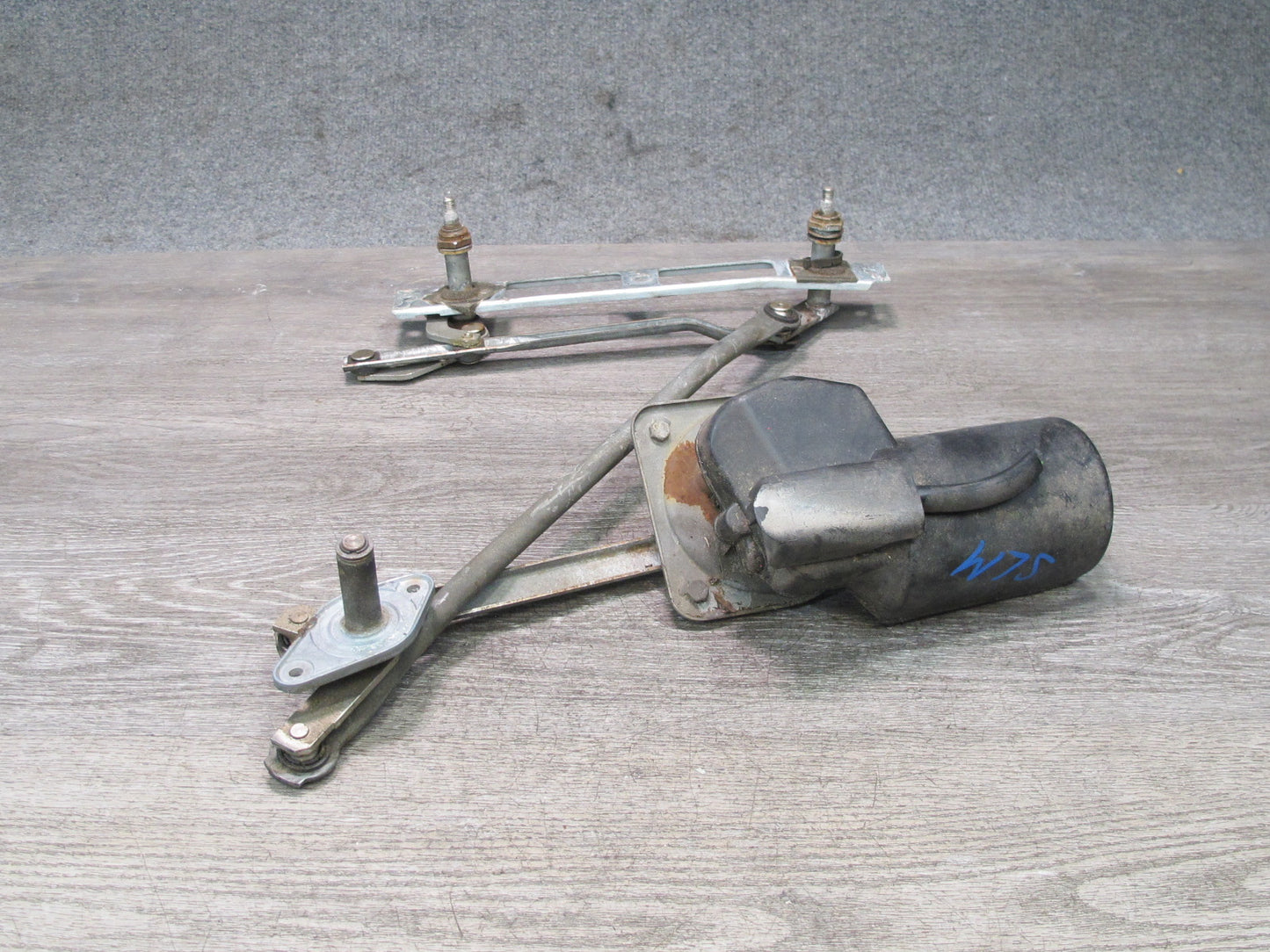 73-85 Mercedes R107 Windshield Wiper Transmission Linkage w Motor OEM