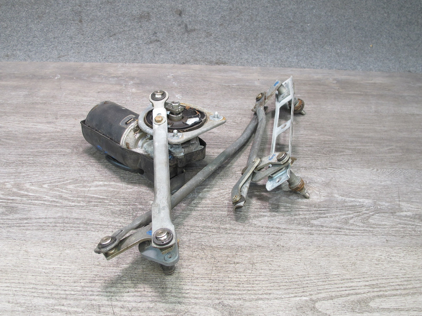 73-85 Mercedes R107 Windshield Wiper Transmission Linkage w Motor OEM