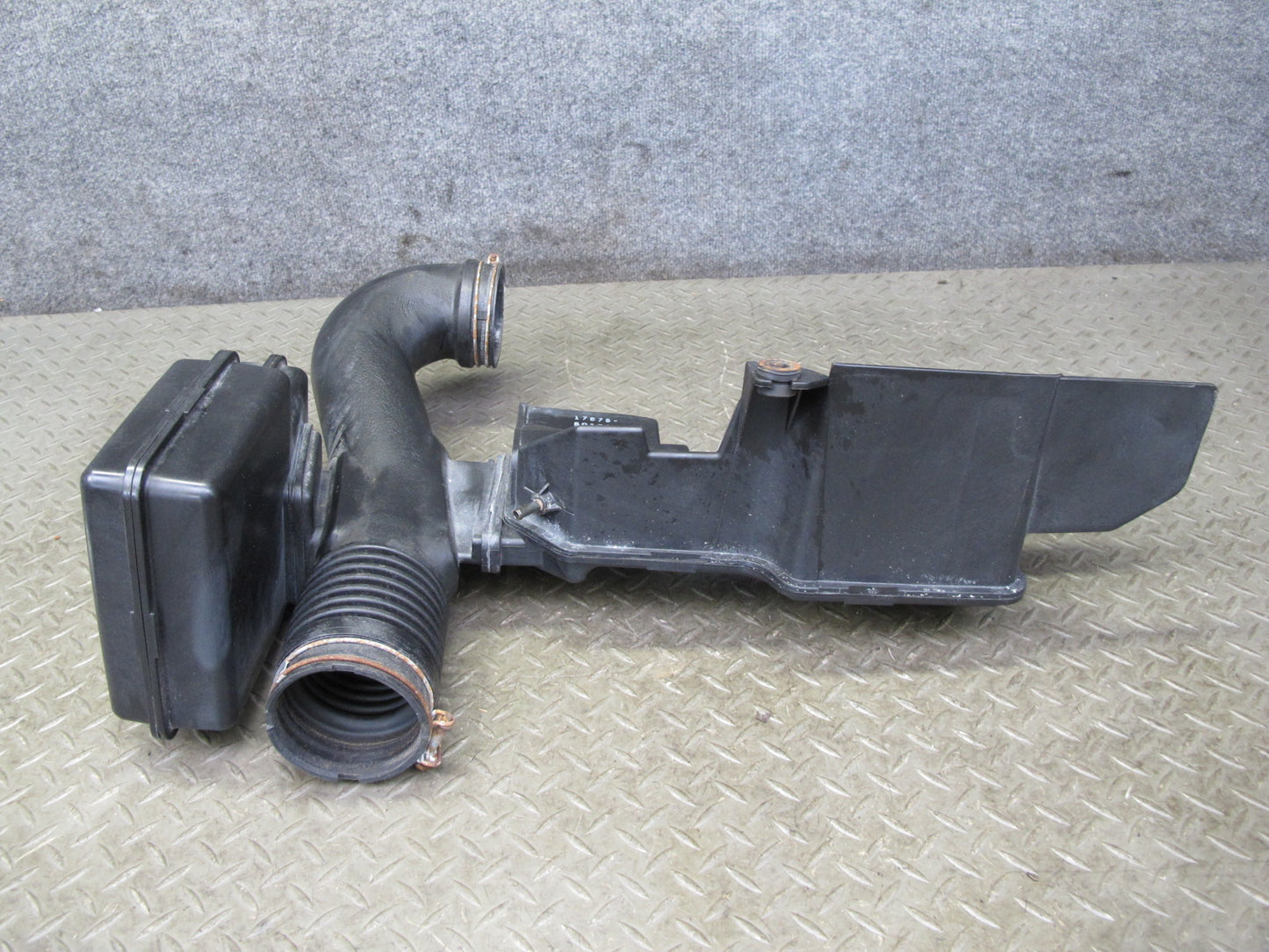 1998-2004 Lexus UZJ100L LX470 Air Intake Inlet Resonator Pipe 17875-50190