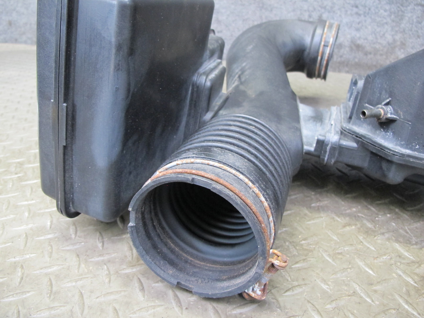 1998-2004 Lexus UZJ100L LX470 Air Intake Inlet Resonator Pipe 17875-50190