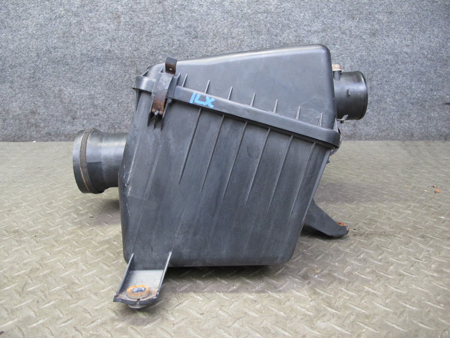1998-2006 Lexus J100L LX470 Engine Air Intake Cleaner Filter Box Housing