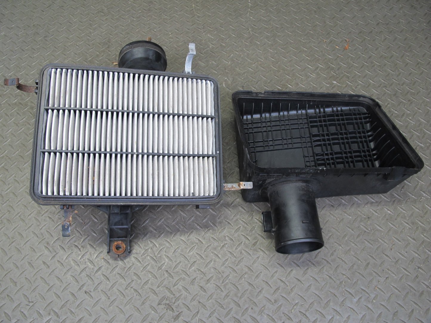1998-2006 Lexus J100L LX470 Engine Air Intake Cleaner Filter Box Housing