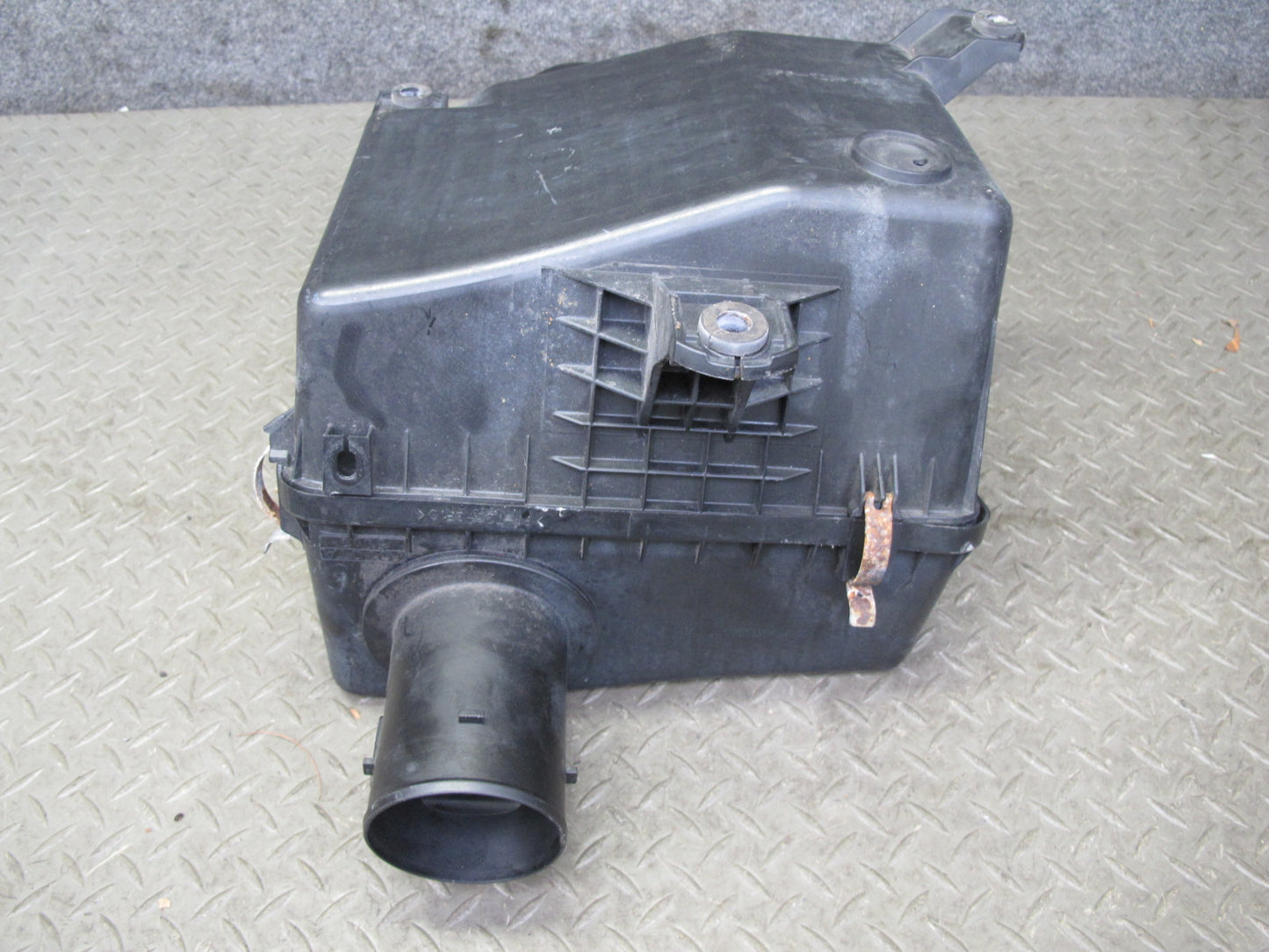 1998-2006 Lexus J100L LX470 Engine Air Intake Cleaner Filter Box Housing