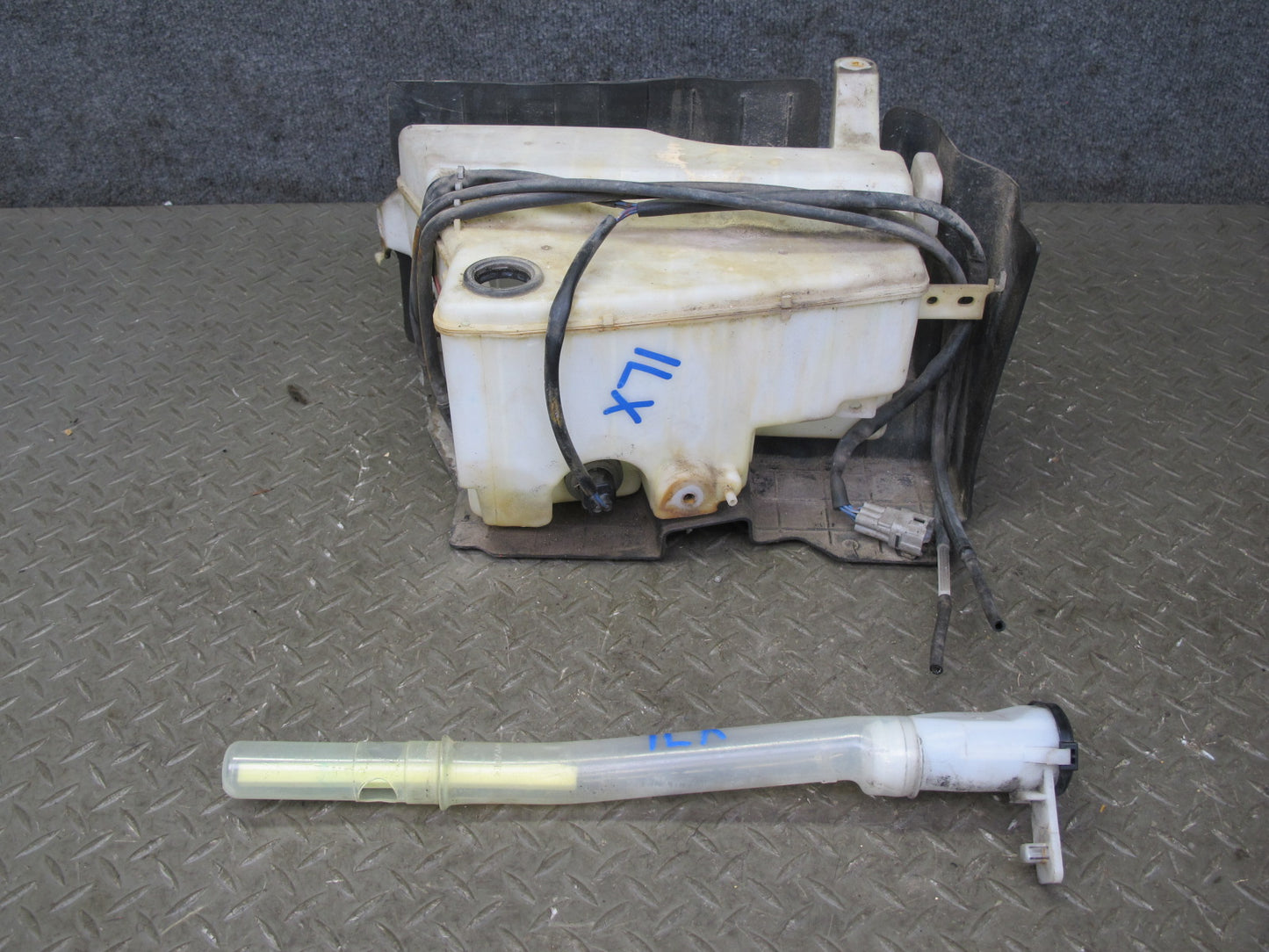 1998-2007 Lexus J100L LX470 Windshield Washer Fluid Reservoir Tank Neck Pump