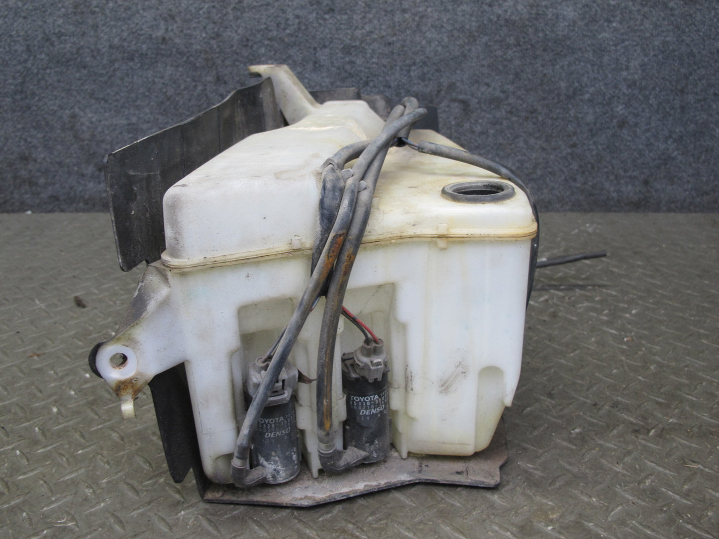 1998-2007 Lexus J100L LX470 Windshield Washer Fluid Reservoir Tank Neck Pump