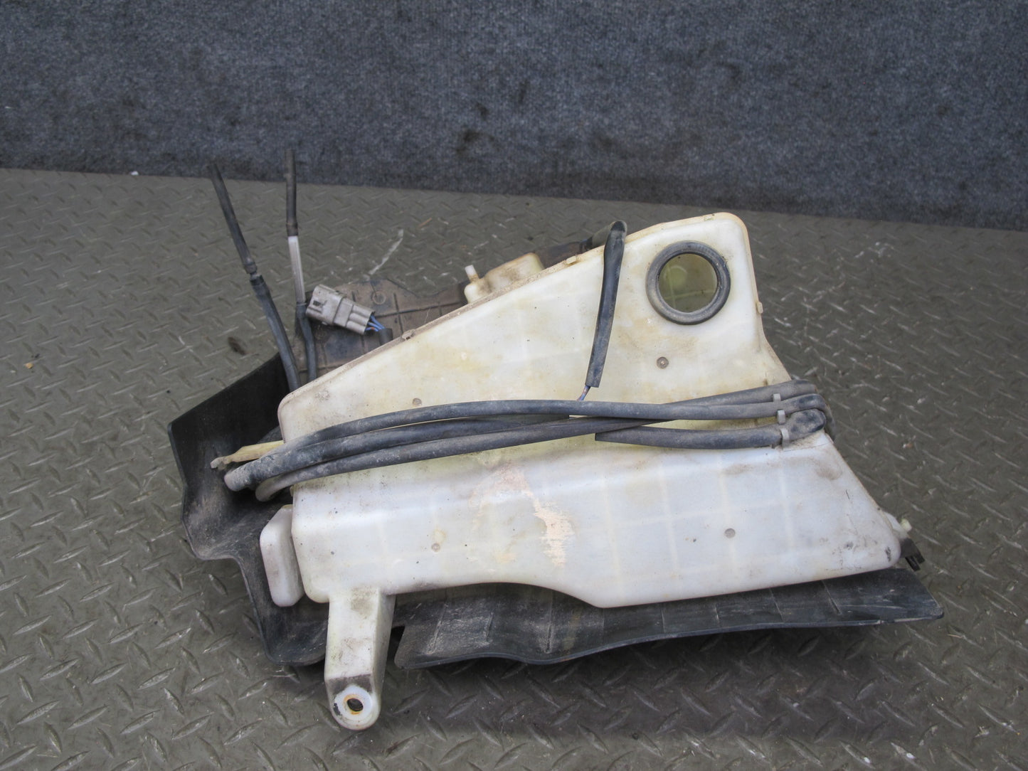 1998-2007 Lexus J100L LX470 Windshield Washer Fluid Reservoir Tank Neck Pump