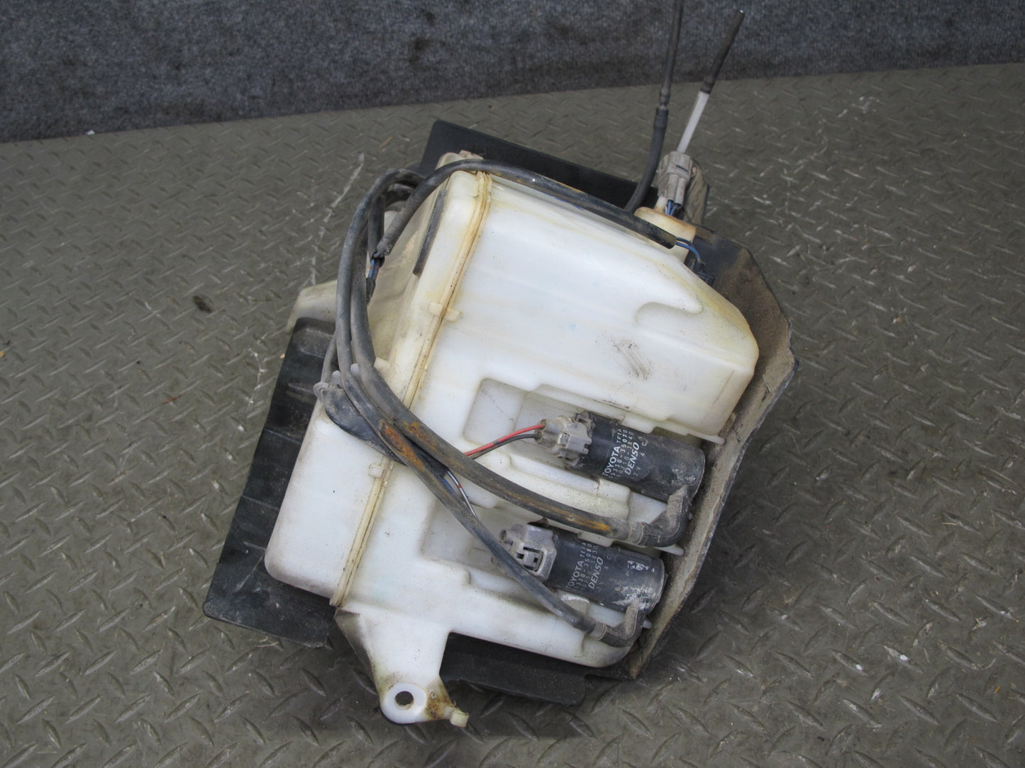 1998-2007 Lexus J100L LX470 Windshield Washer Fluid Reservoir Tank Neck Pump