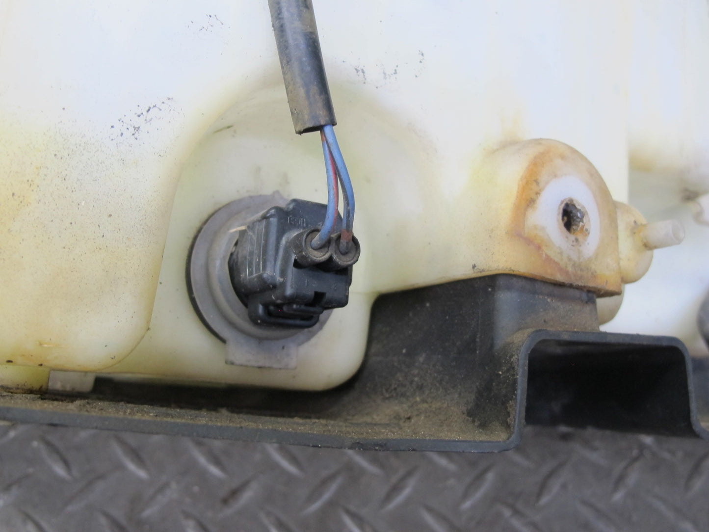 1998-2007 Lexus J100L LX470 Windshield Washer Fluid Reservoir Tank Neck Pump