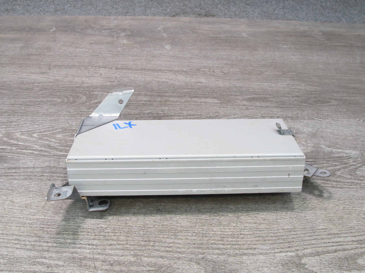 2001-2002 Lexus J100L LX470 Mark Levinson Radio Amplifier AMP 86280-0W053