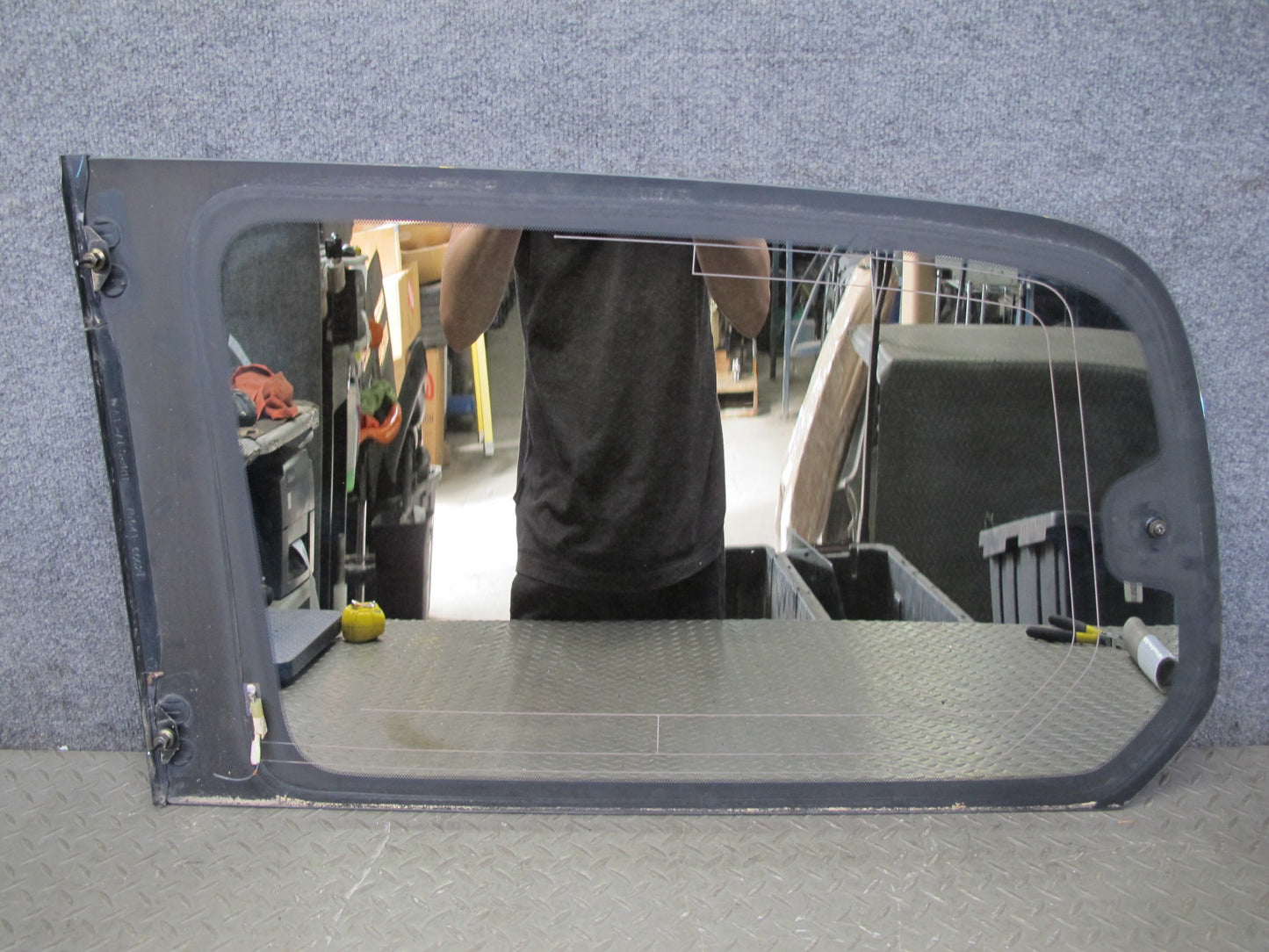 2000-2002 Lexus J100 LX470 Rear Right Pass Side Quarter Glass Window