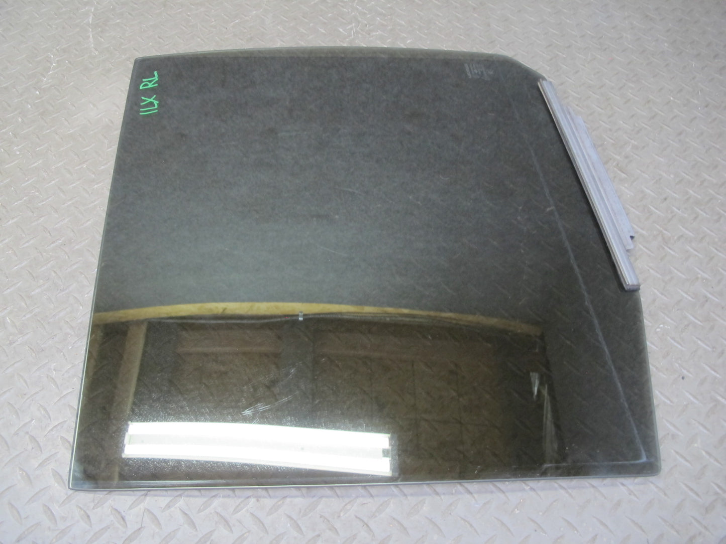 2000-2002 Lexus J100 LX470 Rear Left Driver Side Door Glass Window
