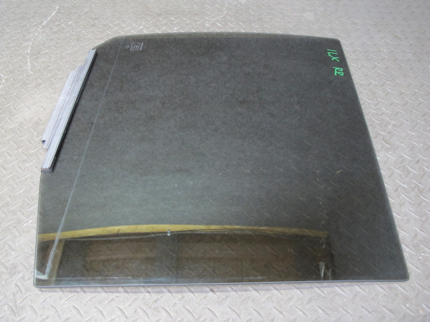 2000-2002 Lexus J100 LX470 Rear Right Passenger Side Door Glass Window
