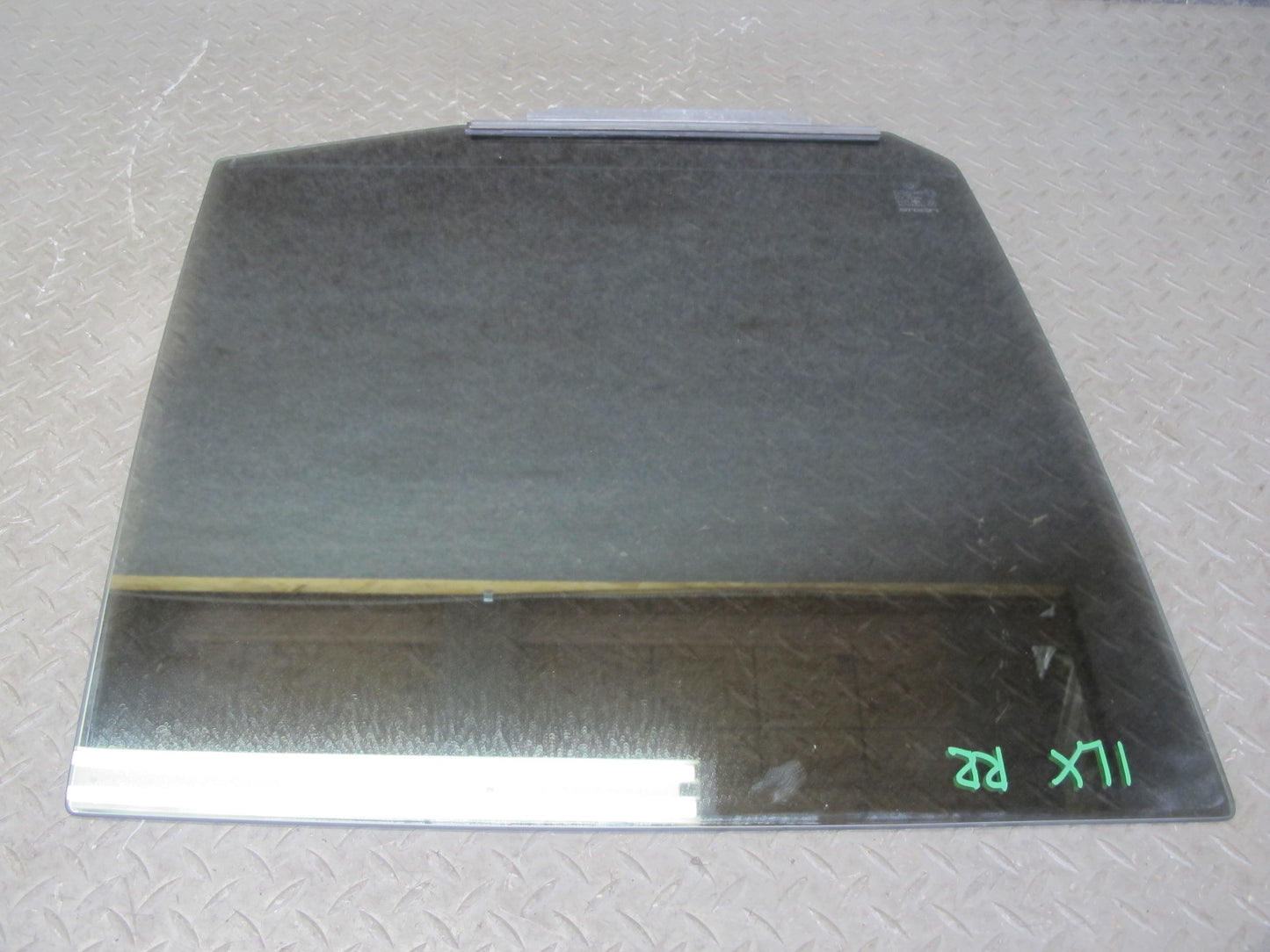 2000-2002 Lexus J100 LX470 Rear Right Passenger Side Door Glass Window
