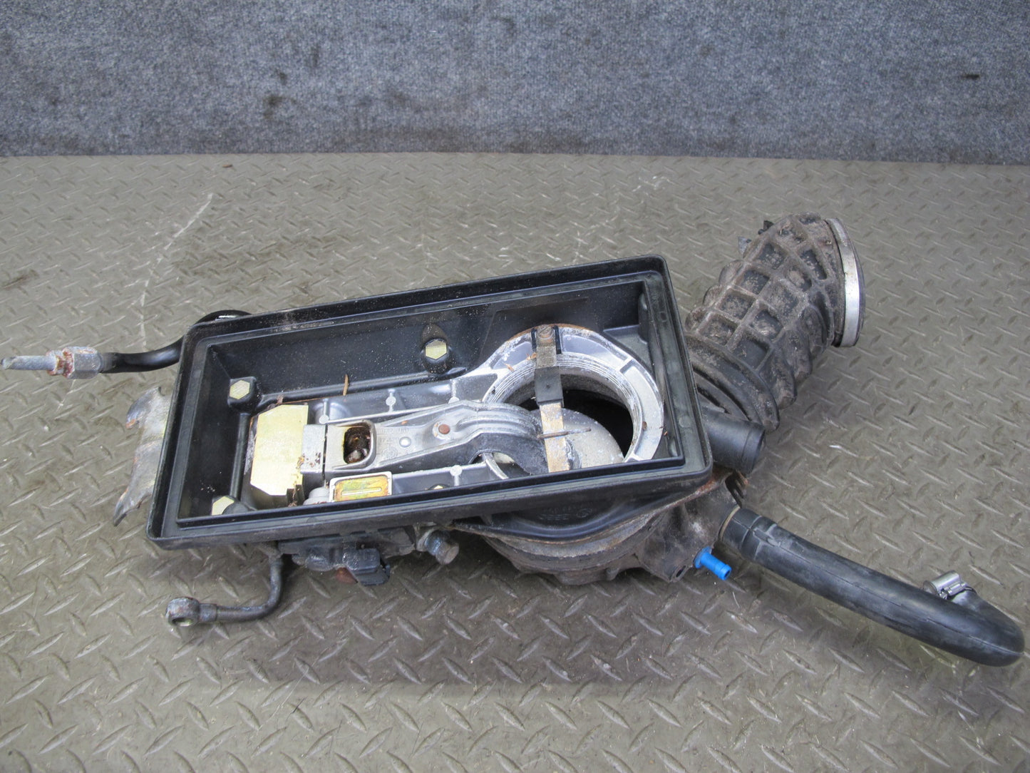 87-88 VW Scirocco 1.8L L4 PL Fuel Injection Distributor Throttle Assy OEM
