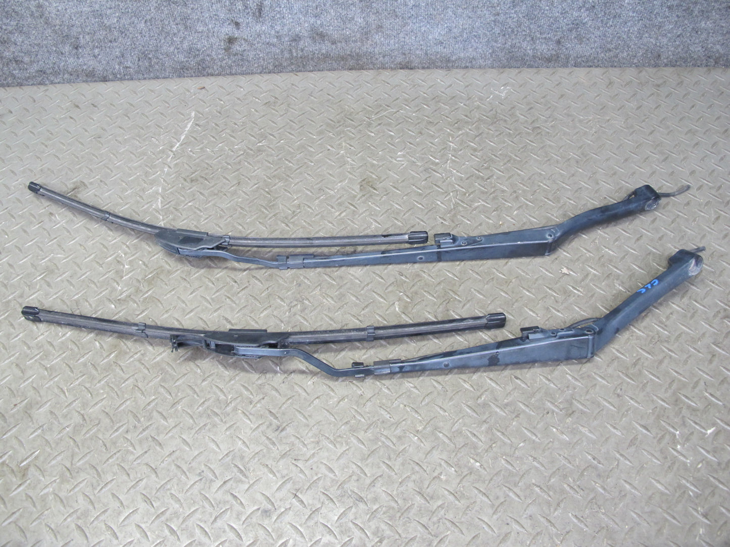 97-04 Chevrolet Corvette C5 Set of 2 Left Right Windshield Wiper Arm w Blade OEM